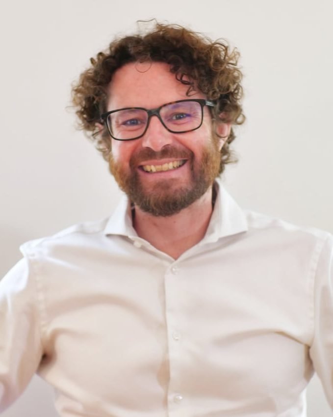 Marco Maier, KI-Berater für Treuhand und KMU, im Atelier in Bern